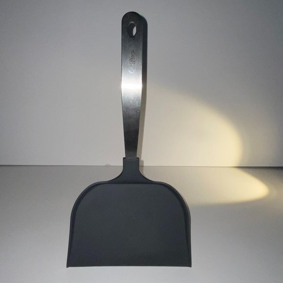 Wilton The Really Big Spatula in Black for Large Cookies - Picture 1 of 1